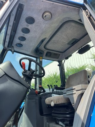 Tractor New Holland M135 con pala Stoll