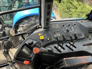 Tractor New Holland M135 con pala Stoll