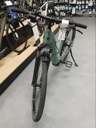Bicicleta eléctrica trekking motor central cuadro bajo