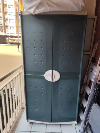 Armario de plástico verde y beige