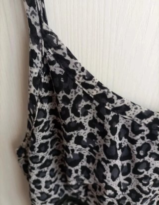 Vestito leopardato lungo con balza asimmetrica