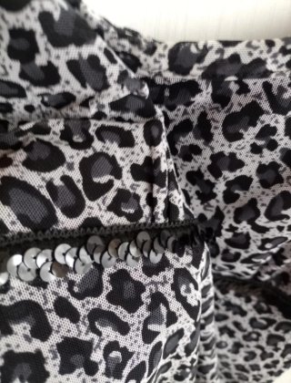 Vestito leopardato lungo con balza asimmetrica