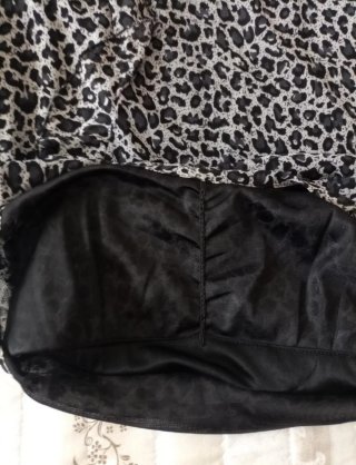 Vestito leopardato lungo con balza asimmetrica