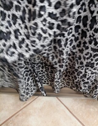 Vestito leopardato lungo con balza asimmetrica