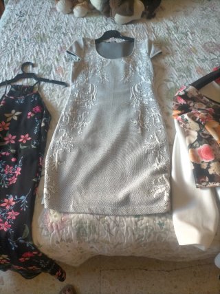 Vestido gris con bordados
