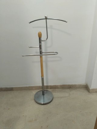 Perchero de pie metal y madera