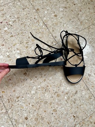 Sandalias gladiador negras con cuerdas