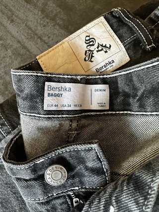 Pantalones vaqueros grises y negros