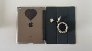 iPad 2 con funda y cargador