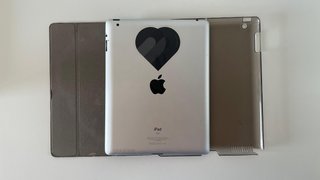 iPad 2 con funda y cargador