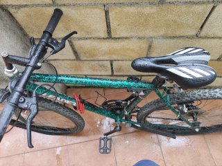 Bicicleta de montaña verde
