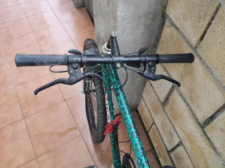 Bicicleta de montaña verde