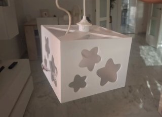 Lámpara infantil blanca con estrellas