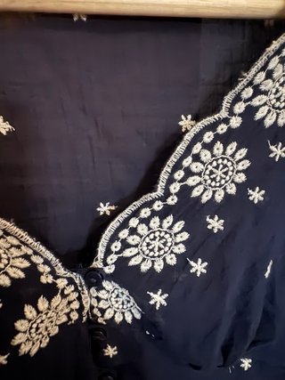 Blusa boho bordada azul y blanca