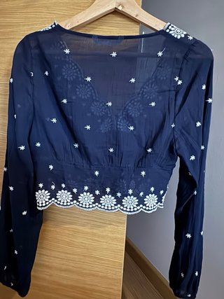 Blusa boho bordada azul y blanca