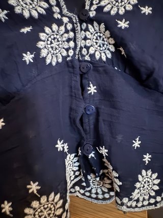 Blusa boho bordada azul y blanca
