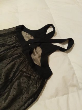 Vestido tul plumeti negro sobre seda beige.