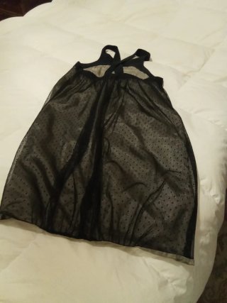 Vestido tul plumeti negro sobre seda beige.