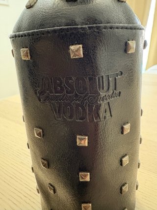 Funda Absolut Vodka Negra Tachuelas