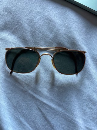 Gafas de sol doradas con lentes verdes