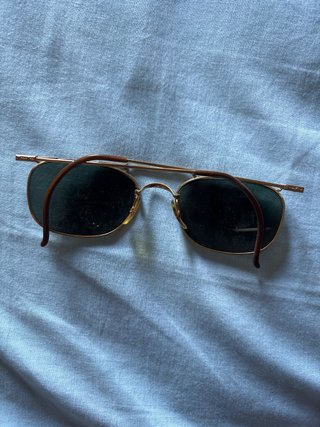 Gafas de sol doradas con lentes verdes