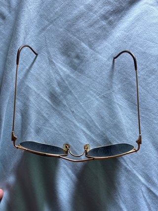 Gafas de sol doradas con lentes verdes