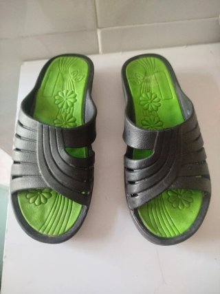 Chanclas negras y verdes