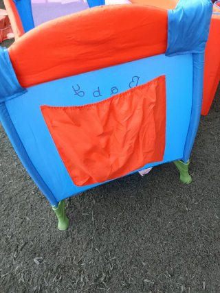 Cuna de viaje plegable para bebé con ruedas