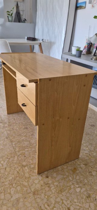 Escritorio de madera y metal
