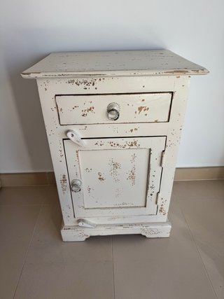 Mesita de noche de madera blanca