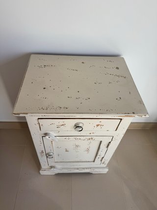 Mesita de noche de madera blanca