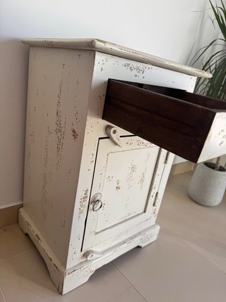 Mesita de noche de madera blanca