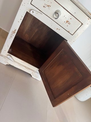 Mesita de noche de madera blanca