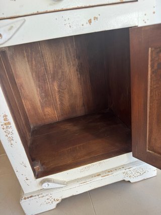 Mesita de noche de madera blanca