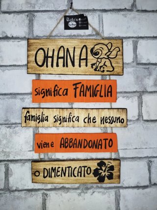 Targa in legno Ohana con Stitch