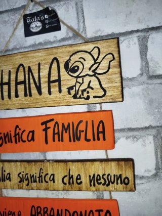 Targa in legno Ohana con Stitch