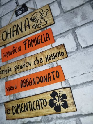 Targa in legno Ohana con Stitch