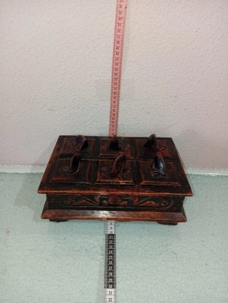Caja de madera tallada con compartimentos