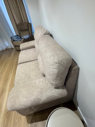 Sofá de tela beige