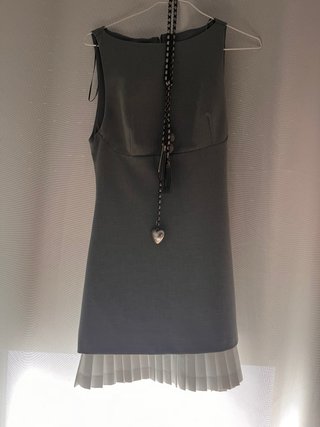 Vestido Zara gris con volantes