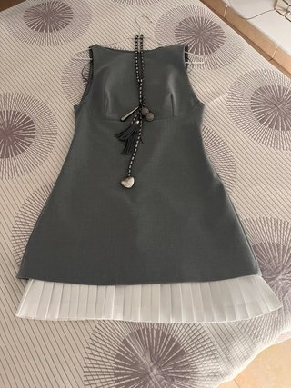 Vestido Zara gris con volantes