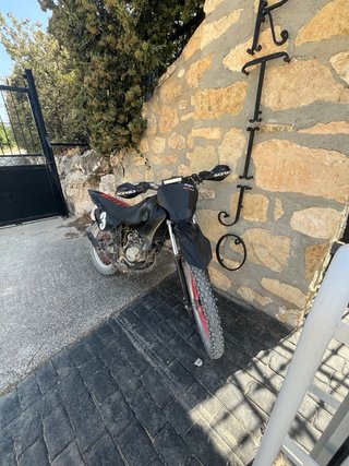 Moto Rieju RR Enduro Negra y Roja