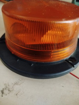 Lampeggiante ribassato per veicoli industriali