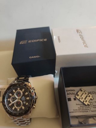 Reloj Casio Edifice Cronógrafo Negro y Plateado