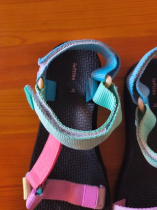 Chanclas de velcro verdes y rosas