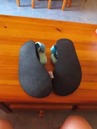 Chanclas de velcro verdes y rosas