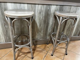 Taburete de madera estilo Thonet