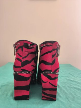 Botines Alma en Pena Animal Print Tachas