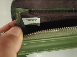 Bolso monedero verde con correa