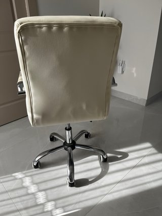Silla de escritorio blanca y cromada con ruedas.